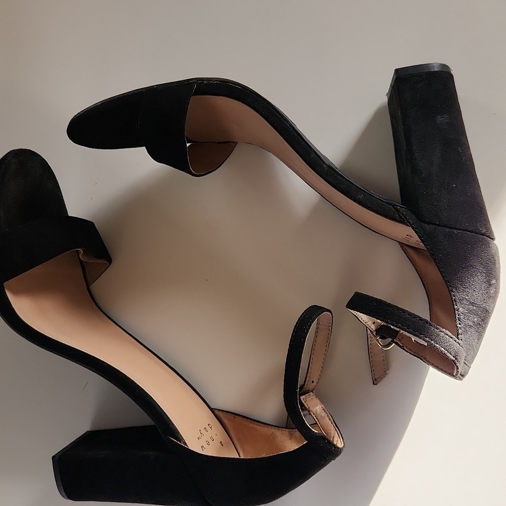 A New Day Elegant Black Heels - Picture 3 of 3